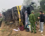 Lật xe khách ở Quảng Trị, 13 người bị thương