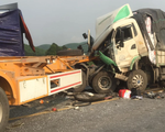 Ô tô tải bị húc văng trên cao tốc Cam Lộ - La Sơn