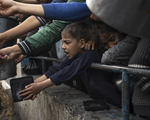 Trẻ em chết đói tại các bệnh viện ở Dải Gaza