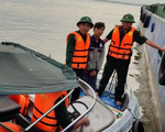 TP Hồ Chí Minh: Va chạm trên sông Soài Rạp, xà lan chở 200 tấn đá bị chìm