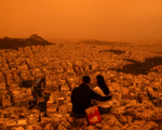 Nền trời thủ đô Hy Lạp bất ngờ chuyển màu cam “kỳ ảo”