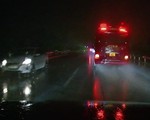 Ô tô đi ngược chiều trên cao tốc Hà Nội - Lào Cai trong đêm tối