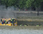 Tàu du lịch bốc cháy trên sông Thames