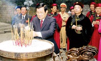 President joins thousands in tribute to Hung Kings