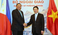 Vietnam and Philippines foreign ministers hold talks