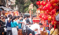 Students present traditional Tet customs to foreigners
