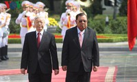 Top Lao leader visits Vietnam