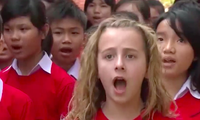 Charity national anthem singing girl arrives in Danang