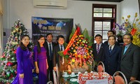 Thua Thien - Hue provincial authorities extend Xmas wishes