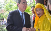 VFF leader pays visit to Vietnam Buddhist Sangha head