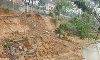 Erosion worsens in Huong river