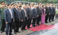 Leaders pay homage to President Ho Chi Minh