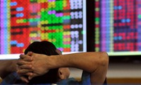 VN Index falls on heavyweight shares