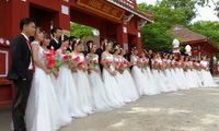 Joint wedding ceremony for low-income couples in Hue