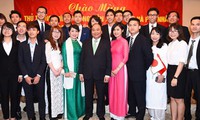 Prime Minister meets Vietnamese community in Japan