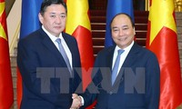 PM Nguyen Xuan Phuc welcomes Mongolian Parliament Chairman