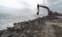 Phu Yen province combats sea, landslides