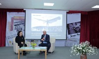 Inventor James Price shares experience with Vietnamese students
