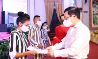 Deputy PM Pham Binh Minh congratulates inmates on being pardoned