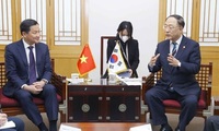 Deputy PM Le Minh Khai holds talks with RoK counterpart Hong Nam-ki