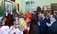 PM offers incense to late Party, State leaders