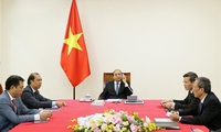 Vietnamese, Singaporean PMs hold phone talks on bilateral cooperation