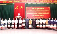 Tet gifts presented to policy beneficiaries and needy households