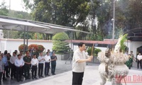 Prime Minister offers incense at Dong Loc T-junction relic site
