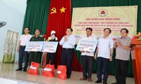 Secretary of the Party Central Committee presented gifts to policy beneficiaries in Dong Nai