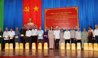 Vice President presents gifts to policy beneficiaries and workers in Binh Duong