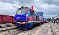 Train carrying exports to China from southern Binh Duong province debuts