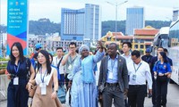 Delegation of Global Conference of Young Parliamentarians visits Ha Long Bay