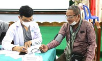 Ho Chi Minh City delegation provides health check-ups for needy people in Cambodia