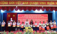 Tet gifts come to needy in Long An, Lang Son provinces