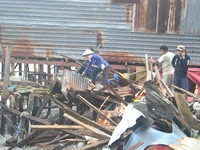 Khánh Hòa: Sóng lớn đánh sập nhiều nhà ven sông Cái