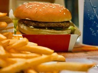 Mỹ: Các hãng thức ăn nhanh tiếp thị quá nhiều cho trẻ