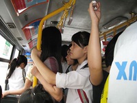 Tràn lan tình trạng nữ sinh bị quấy rối trên xe buýt