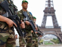 Pháp tăng 3,8 tỷ Euro chi tiêu quân sự chống khủng bố