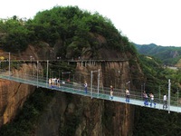 Rợn người khi đi trên cầu treo bằng kính ở Trung Quốc