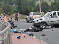 Đà Nẵng: Ô tô tông trực diện 2 xe máy trên cầu, 3 người thiệt mạng