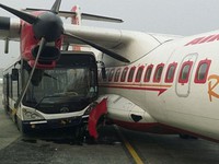 Xe buýt chở phi hành đoàn đâm vào máy bay tại Ấn Độ