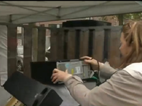 Thu gom rác điện tử giúp người vô gia cư