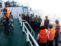 Bộ Tư lệnh Vùng Cảnh sát biển 4 bắt giữ 4 tàu sang mạn trái phép xăng dầu