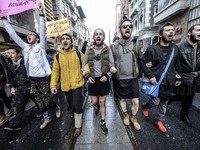 Thổ Nhĩ Kỳ: Đàn ông mặc váy để bảo vệ quyền phụ nữ