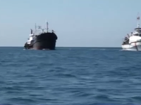Bắt giữ 4 tàu sang mạn trái phép xăng dầu trên biển