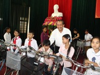Tặng 100 xe đạp cho HS nghèo hiếu học tỉnh Thanh Hóa