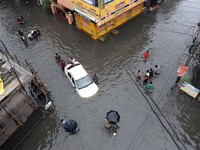 Ấn Độ chìm trong nước lũ do trận mưa lớn nhất 100 năm qua