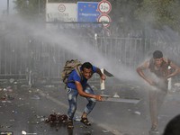 Cảnh sát Hungary dùng vòi rồng ngăn người di cư tại biên giới