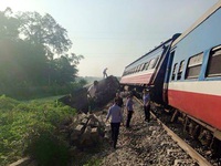 Phú Thọ: Tàu hỏa tông trực diện xe tải, một người tử vong