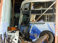 Hiện trường vụ xe khách tông sập 3 nhà dân tại Bình Phước